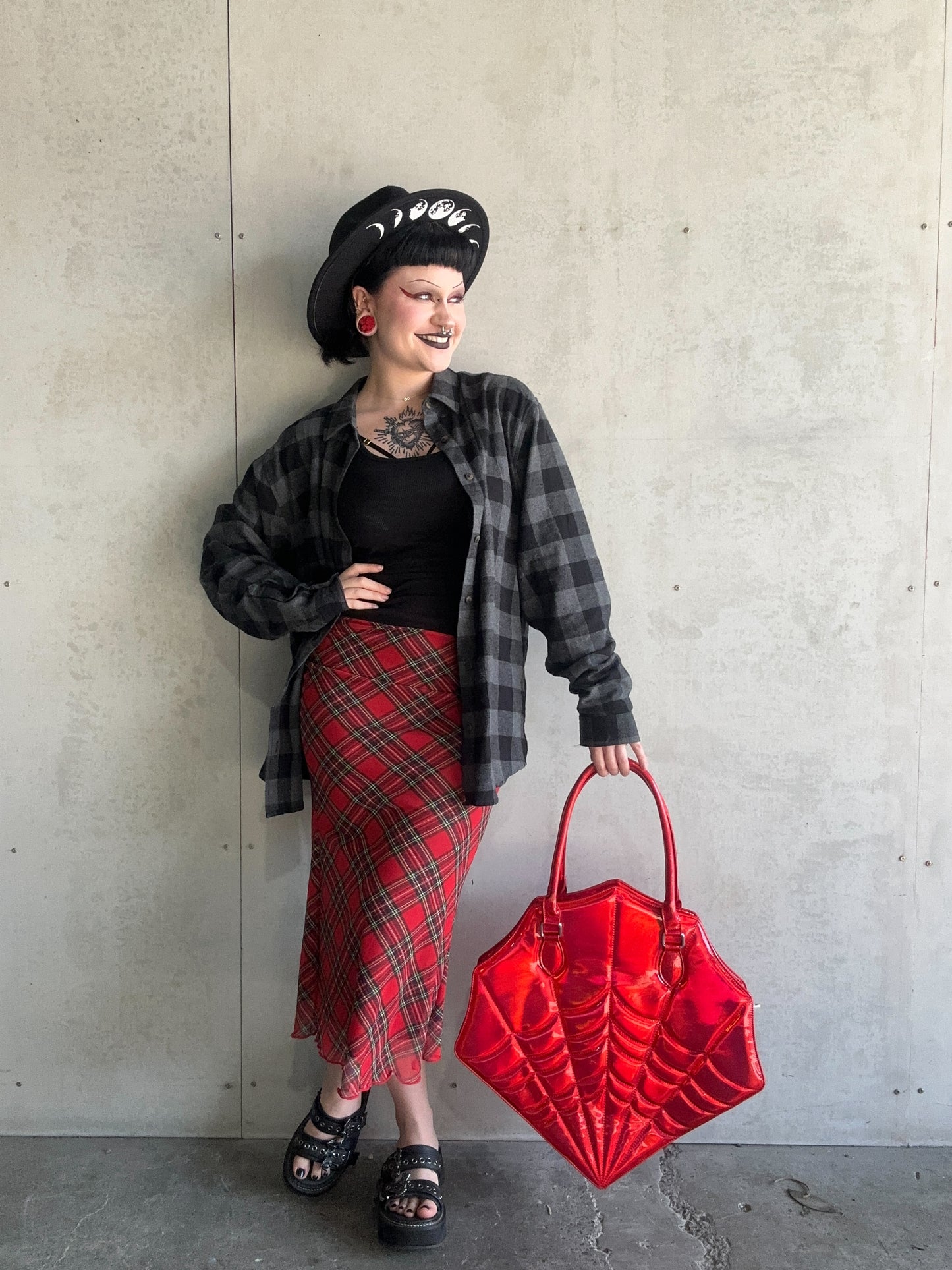 BLACK WIDOW - Mother Of Hades Shoulder Bag (red)