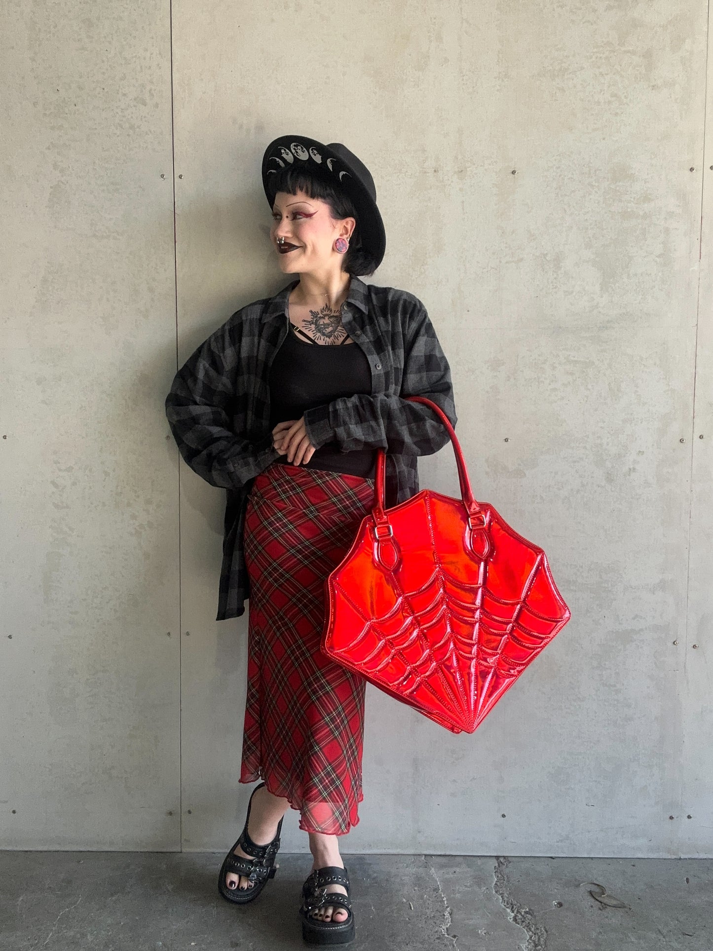 BLACK WIDOW - Mother Of Hades Shoulder Bag (red)