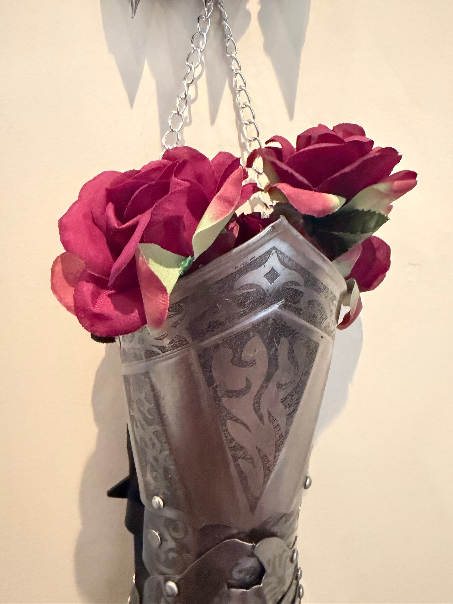 GAUNTLET - dry wall vase