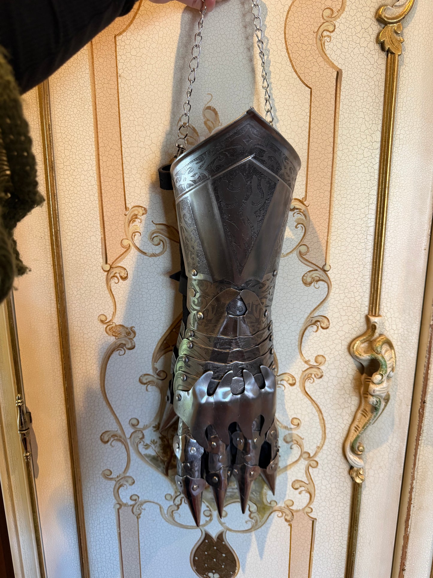 GAUNTLET - dry wall vase